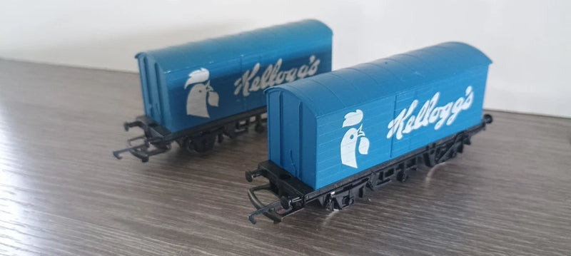 Hornby Railways Pair Of 2 x R222 Kelloggs Closed Vans Unboxed. OO Gauge