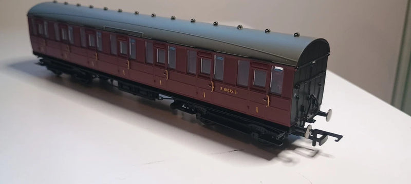 Hornby R4648 BR Gresley Suburban 1st Class Coach 'E81035E' BR Maroon Livery