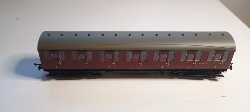 Hornby R4648 BR Gresley Suburban 1st Class Coach 'E81035E' BR Maroon Livery