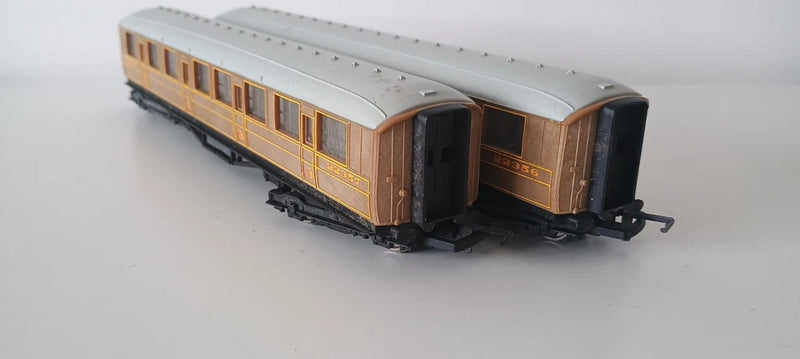 Hornby Rake of 2 LNER Teak Coaches Metal Wheels OO gauge Playworn Condition