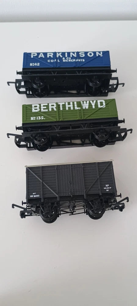 Hornby Rake of 3 OO Gauge Mixed Wagons 2 X Open Wagons & a Vent Van Unboxed.
