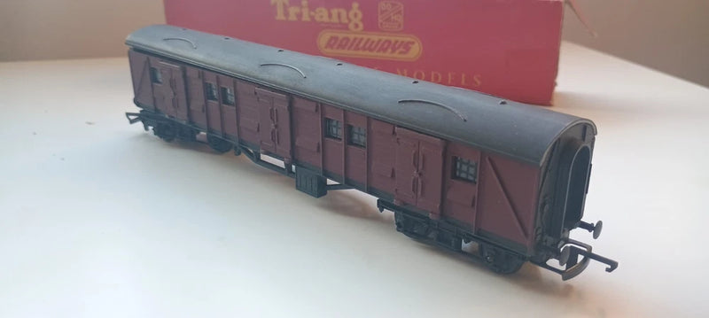 Triang OO Gauge, R225 Maroon Utility Van No S2357S, Box with Missing Flap