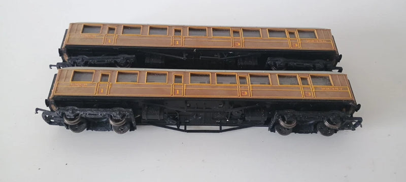 Hornby Rake of 2 LNER Teak Coaches Metal Wheels OO gauge Playworn Condition