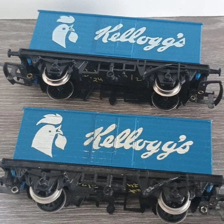Hornby Railways Pair Of 2 x R222 Kelloggs Closed Vans Unboxed. OO Gauge