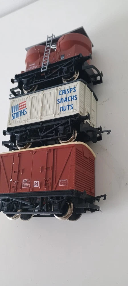 Hornby Rake of 3 OO Gauge Mixed Wagons Twin Silo, Smiths Crisps & Brown Vent Van