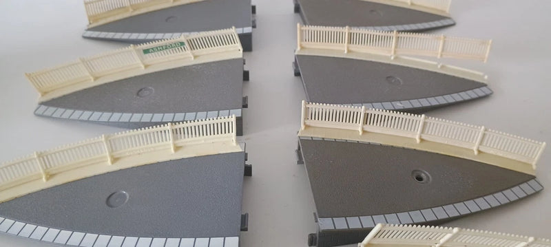 Hornby R464 8 X Platform Ramps And Fencing OO Gauge, Unboxed.
