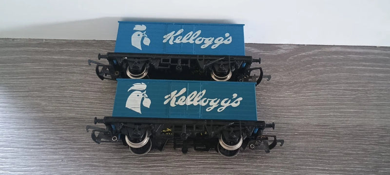 Hornby Railways Pair Of 2 x R222 Kelloggs Closed Vans Unboxed. OO Gauge