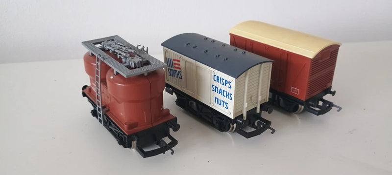Hornby Rake of 3 OO Gauge Mixed Wagons Twin Silo, Smiths Crisps & Brown Vent Van