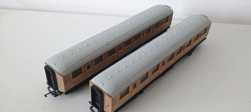 Hornby Rake of 2 LNER Teak Coaches Metal Wheels OO gauge Playworn Condition